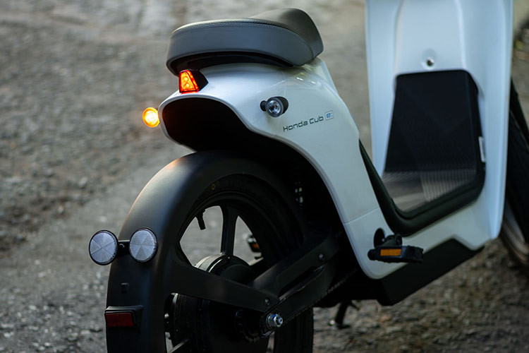 Về trang bị, Honda Super Cub bản chạy điện được trang bị đèn chiếu sáng dạng LED bao gồm đèn pha và đèn định vị ban ngày.