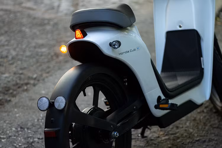 Về trang bị, Honda Super Cub bản chạy điện được trang bị đèn chiếu sáng dạng LED bao gồm đèn pha và đèn định vị ban ngày.