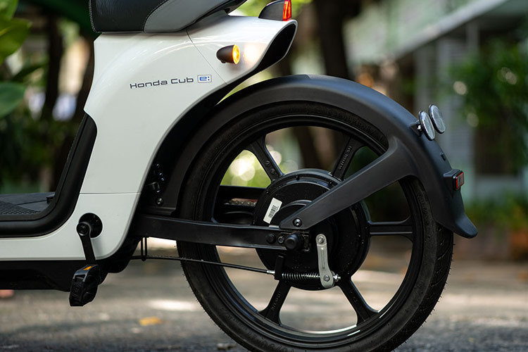 Ngoài ra, Honda Cub E còn được tích hợp tính năng kết nối với điện thoại thông minh, từ đó người dùng có thể theo dõi các thông tin về dung lượng pin, quãng đường hay định vị GPS.﻿