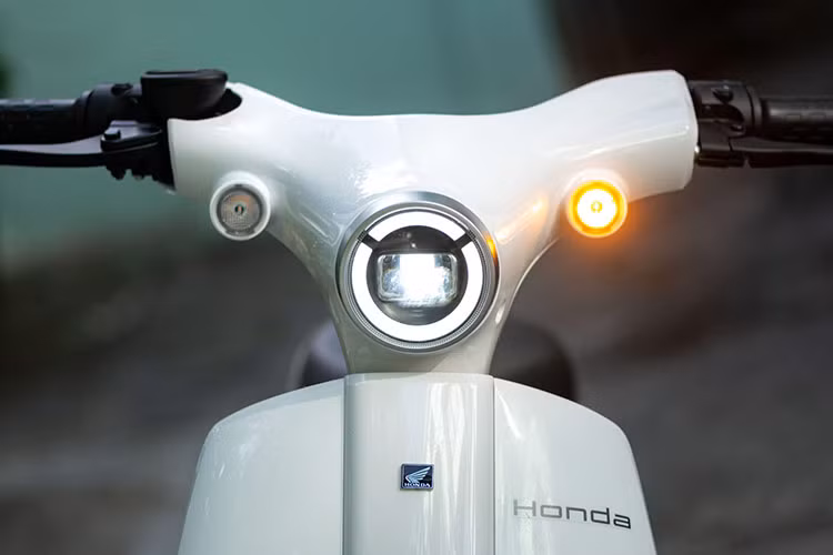Hồi mới ra mắt, xe máy điện Honda Cub E cũng có mức giá quy đổi khoảng 21 triệu đồng tại thị trường Trung Quốc. Tuy nhiên, hiện tại, giá xe đã giảm phân nửa, chỉ còn khoảng 11 triệu đồng. Khi về Việt Nam, Honda Cub E sẽ phải chịu thêm các chi phí di chuyển, bến bãi và thuế.