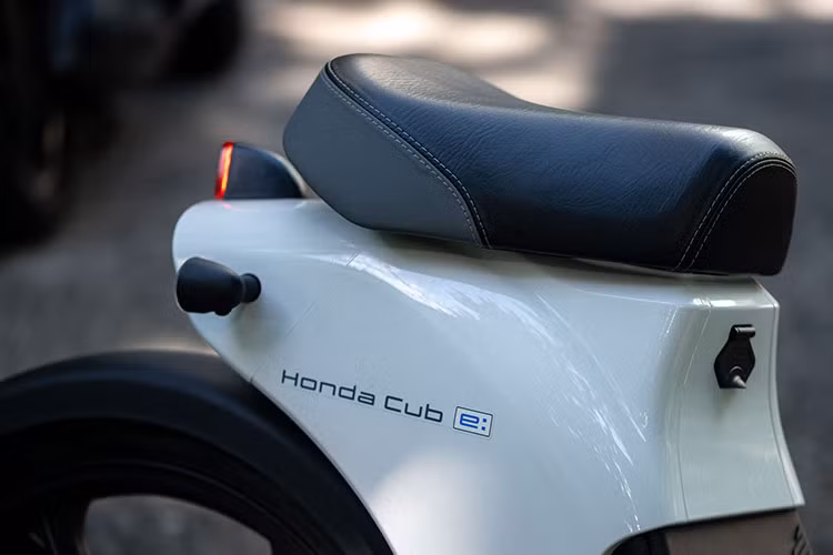 Đáng chú ý, xe máy điện Honda Cub E nhập Trung Quốc về Việt Nam chỉ được thiết kế phần yên xe cho người lái và không thể lắp thêm yên phụ phía sau.