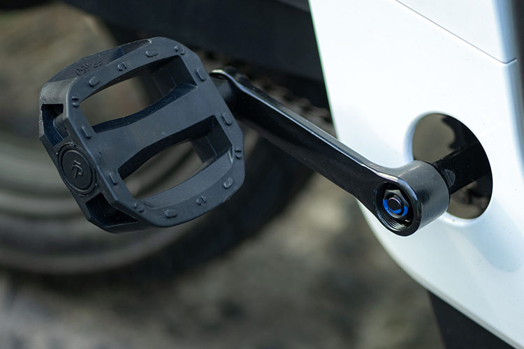 Trong khi đó, đèn xi nhan được đặt ở hai bên, gần tay lái. Đồng hồ công tơ mét dạng kỹ thuật số, hiển thị các thông số cơ bản như dung lượng pin, số ODO và tốc độ.