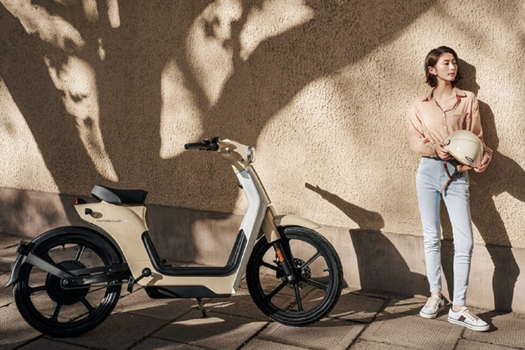 Honda Cub E sở hữu cụm pin lithium Ternary 48V-20Ah với trọng lượng 6,4 kg đặt ở dưới sàn để chân, cung cấp quãng đường di chuyển khoảng 65 km sau một lần sạc đầy với vận tốc tối đa 25 km/h. ﻿