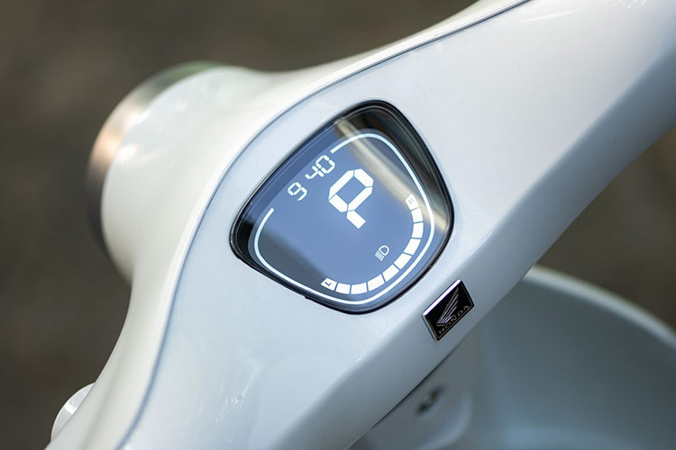 Honda Cub E kế thừa kiểu dáng nhỏ gọn, mềm mại của dòng Super Cub, nổi bật với cụm đèn pha dạng tròn mang hơi hướng cổ điển. Xe có kích thước dài x rộng x cao lần lượt là 1.839 x 339 x 1.066 mm, đi kèm trọng lượng chỉ 53,6 kg, phù hợp với khách hàng trẻ hoặc phụ nữ.