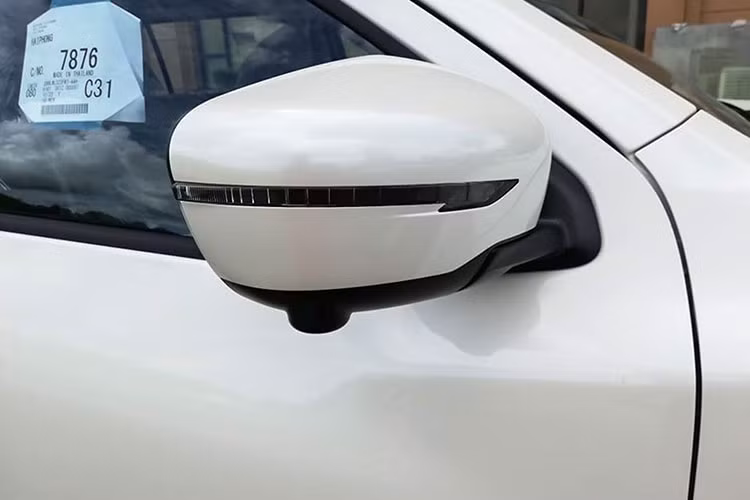 So với Navara, Nissan Terra chỉ có một số khác biệt trong thiết kế như cản va. Những bản trang bị cao cấp của Nissan Terra 2019 sẽ đi kèm đèn pha LED. Vòng ra phía sau, bạn sẽ thấy phần thân vỏ đi kèm nhiều đường nét uốn lượn. Đáng tiếc là thiết kế đuôi xe của Nissan Terra khá đơn giản với thanh crôm cỡ lớn trên cửa cốp và cụm đèn hậu ôm trọn 2 góc.