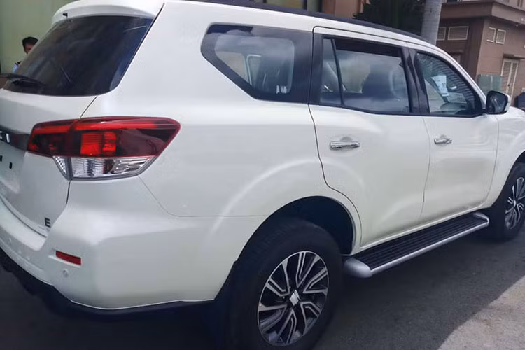 Hiện giá xe Nissan Terra 2019 tại Việt Nam vẫn chưa được công bố cụ thể. Dự kiến, xe sẽ được bán ra vào cuối năm nay với giá tạm tính dao động từ 980 triệu đến 1,2 tỷ đồng. Nissan Terra mới sẽ cạnh tranh với những đối thủ như Toyota Fortuner, Ford Everest, Isuzu Mu-X, Chevrolet TrailBlazer hay Mitsubishi Pajero Sport tại Việt Nam.