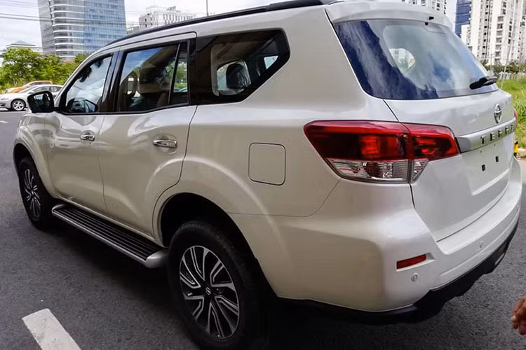 Khác với thị trường Trung Quốc, nơi mẫu SUV hoàn toàn mới này chỉ phân phối bản 5 chỗ, Nissan Terra dành cho thị trường Việt Nam và các nước Đông Nam Á được thiết kế tới 7 chỗ ngồi. Mẫu xe này sở hữu kích thước khá lớn với các số đo dài, rộng, cao tương ứng 4.885 x 1.865 x 1.835 (mm), khoảng sáng gầm xe ở mức 225 mm.