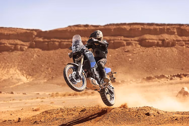 Mômen xoắn cực đại của xe đạt được ở vòng tua khá thấp là 6.500 vòng/phút, giúp người dùng có khả năng kiểm soát và cân bằng xe tốt, đồng thời giúp xe tiết kiệm nhiên liệu hơn. Thêm vào đó, với bình xăng dung tích 18 lít, nhờ đó mà xe có thể đi được một quãng đường dài, khoảng 350km, trước khi phải đổ xăng.