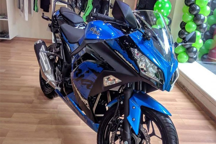 Phần đầu xe mang nhiều chi tiết thiết kế tương tự những "đàn anh" Ninja phân khối lớn hơn với những đường vuốt sắc lẹm". Nổi bật là cặp đèn pha đôi và kính chắn gió lớn, đèn xi nhan của xe được tích hợp vào hai bên yếm xe giúp cho việc quan sát phía trước cũng như trời tối dễ dàng.