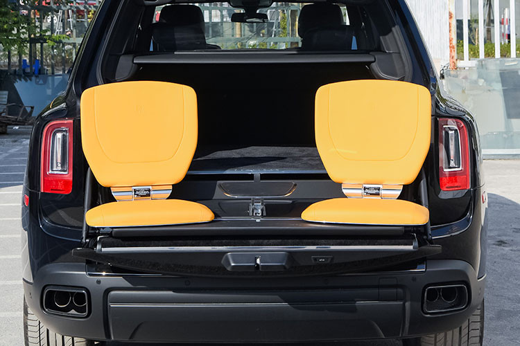 Đáng chú ý, phần trần xe mô phỏng bầu trời sao của Rolls-Royce cũng đã xuất hiện trên Cullinan với những hiệu ứng vô cùng độc đáo. Cũng giống như các phiên bản Black Badge khác, logo vô cùng cũng xuất hiện tại nhiều vị trí trên xe như một biểu tượng đại diện cho phiên bản này. Cốp sau của xe có thêm hai ghế phụ và bàn ăn cho việc cắm trại...