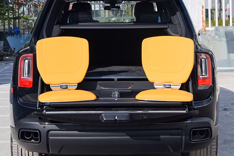 Đáng chú ý, phần trần xe mô phỏng bầu trời sao của Rolls-Royce cũng đã xuất hiện trên Cullinan với những hiệu ứng vô cùng độc đáo. Cũng giống như các phiên bản Black Badge khác, logo vô cùng cũng xuất hiện tại nhiều vị trí trên xe như một biểu tượng đại diện cho phiên bản này. Cốp sau của xe có thêm hai ghế phụ và bàn ăn cho việc cắm trại...