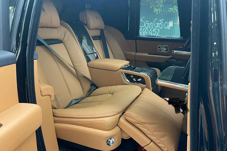 Tựa tay cố định cho hàng ghế sau tích hợp tủ lạnh, tủ đựng ly, bộ ly sâm-panh Rolls-Royce, bình và bộ ly uýt-ki Rolls-Royce. Vách kính ngăn giữa khoang hành khách và khoang chứa phía sau. Ngoài ra còn có hệ thống âm thanh Rolls-Royce Bespoke với âm ly 18 kênh và 18 loa công suất 1300W.