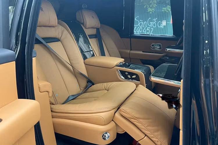 Tựa tay cố định cho hàng ghế sau tích hợp tủ lạnh, tủ đựng ly, bộ ly sâm-panh Rolls-Royce, bình và bộ ly uýt-ki Rolls-Royce. Vách kính ngăn giữa khoang hành khách và khoang chứa phía sau. Ngoài ra còn có hệ thống âm thanh Rolls-Royce Bespoke với âm ly 18 kênh và 18 loa công suất 1300W.