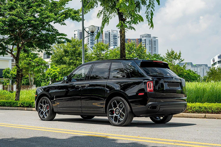 Phần đuôi xe có thiết kế khá vuông vức nhưng vẫn toát lên vẻ sang trọng và đẳng cấp cho chiếc SUV siêu sang này. Hệ thống ống xả kép đặt đối xứng 2 bên, cản sau làm từ kim loại chống va đập mạnh khi đi offroad. 