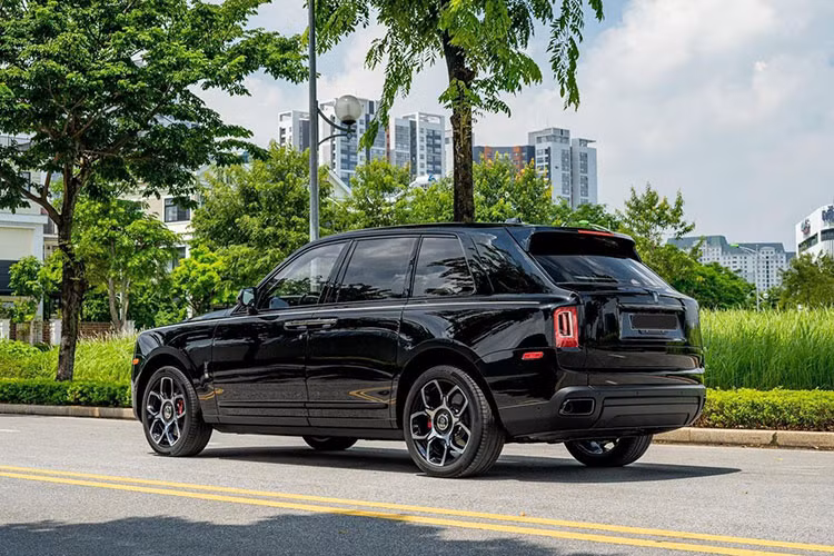 Phần đuôi xe có thiết kế khá vuông vức nhưng vẫn toát lên vẻ sang trọng và đẳng cấp cho chiếc SUV siêu sang này. Hệ thống ống xả kép đặt đối xứng 2 bên, cản sau làm từ kim loại chống va đập mạnh khi đi offroad. 