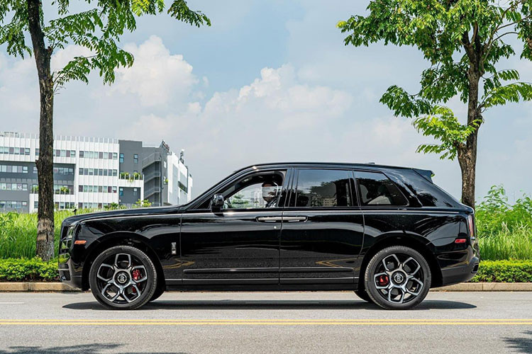 SUV siêu sang Rolls-Royce Cullinan Black Badge sở hữu kích thước 5.341mm dài, 2.164mm rộng, 1.835mm cao, cùng chiều dài cơ sở 3.295mm và trọng lượng không tải 2.660kg. Nếu so sánh với đối thủ trực tiếp là Bentley Bentayga thì Cullinan dài hơn 200mm, rộng hơn 166mm và chiều dài cơ sở dài hơn 303mm. Khả năng lội nước của Cullinan là 540mm.
