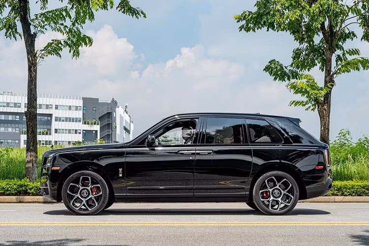 SUV siêu sang Rolls-Royce Cullinan Black Badge sở hữu kích thước 5.341mm dài, 2.164mm rộng, 1.835mm cao, cùng chiều dài cơ sở 3.295mm và trọng lượng không tải 2.660kg. Nếu so sánh với đối thủ trực tiếp là Bentley Bentayga thì Cullinan dài hơn 200mm, rộng hơn 166mm và chiều dài cơ sở dài hơn 303mm. Khả năng lội nước của Cullinan là 540mm.