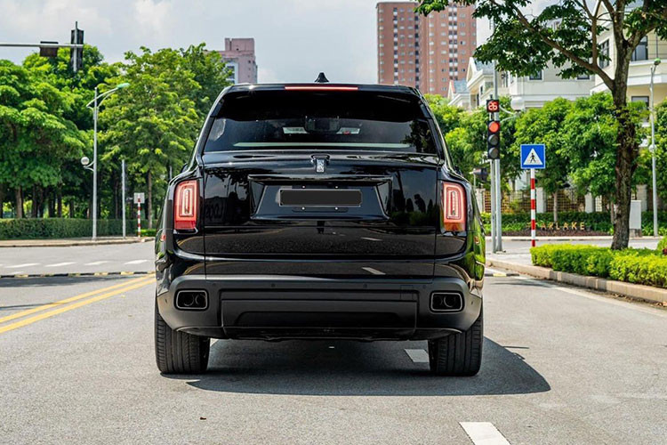 Cung cấp sức mạnh cho Cullinan Black Badge là động cơ V12 twin-turbo dung tích 6.75L quen thuộc nhưng đã được tinh chỉnh để cho công suất tối đa đạt 600 mã lực và mô-men xoắn cực đại 900 Nm, tăng 37 mã lực và 50 Nm so với tiêu chuẩn. 