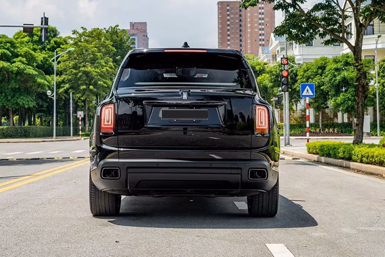 Cung cấp sức mạnh cho Cullinan Black Badge là động cơ V12 twin-turbo dung tích 6.75L quen thuộc nhưng đã được tinh chỉnh để cho công suất tối đa đạt 600 mã lực và mô-men xoắn cực đại 900 Nm, tăng 37 mã lực và 50 Nm so với tiêu chuẩn. 