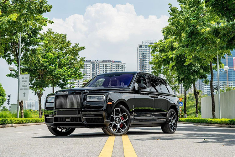 Chiếc Rolls-Royce Cullinan Black Badge 2022 mới này hiện đang thuộc sở hữu của một doanh nghiệp nhập khẩu tư nhân ở Hà Nội. Điểm nhấn ấn tượng đầu tiên của chiếc SUV siêu sang Cullinan Black Badge chính là tông màu đen chủ đạo cực ngầu được phối cho cả logo.