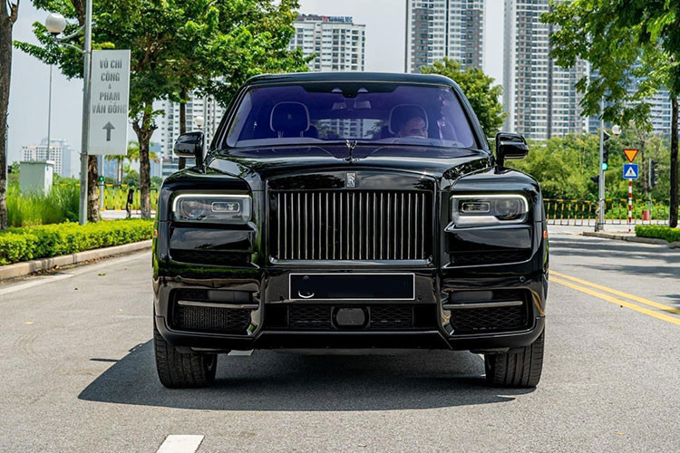 Đương nhiên, Rolls-Royce cũng đã tiến hành nâng cấp hệ thống treo cũng như hệ thống phanh của xe, đồng thời bổ sung thêm công nghệ Intuitive Throttle cho hộp số 8 cấp, giúp cho việc sang số trở nên phấn khích hơn. Mức giá xe Rolls-Royce Cullinan Black Badge 2022 đang được đại lý tư nhân Hà Nội chào giá hơn 40 tỷ đồng.