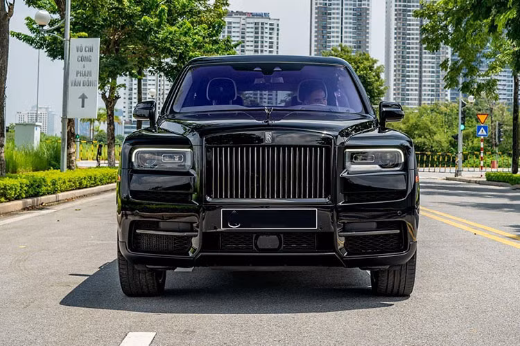 Đương nhiên, Rolls-Royce cũng đã tiến hành nâng cấp hệ thống treo cũng như hệ thống phanh của xe, đồng thời bổ sung thêm công nghệ Intuitive Throttle cho hộp số 8 cấp, giúp cho việc sang số trở nên phấn khích hơn. Mức giá xe Rolls-Royce Cullinan Black Badge 2022 đang được đại lý tư nhân Hà Nội chào giá hơn 40 tỷ đồng.