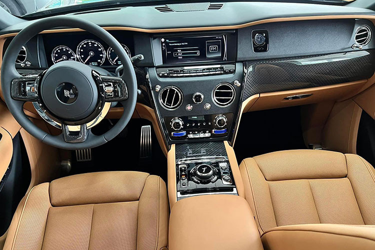 Bên trong nội thất của chiếc Cullinan Black Badge này tiếp tục lấy màu đen làm tông màu chủ đạo kết hợp với những điểm nhấn màu cam tương phản. Bên cạnh đó, mẫu SUV siêu sang còn được trang bị các tấm trang trí được dệt từ sợi carbon ốp trong không gian nội thất của xe tạo nên hiệu ứng ba chiều độc đáo.