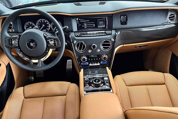 Bên trong nội thất của chiếc Cullinan Black Badge này tiếp tục lấy màu đen làm tông màu chủ đạo kết hợp với những điểm nhấn màu cam tương phản. Bên cạnh đó, mẫu SUV siêu sang còn được trang bị các tấm trang trí được dệt từ sợi carbon ốp trong không gian nội thất của xe tạo nên hiệu ứng ba chiều độc đáo.