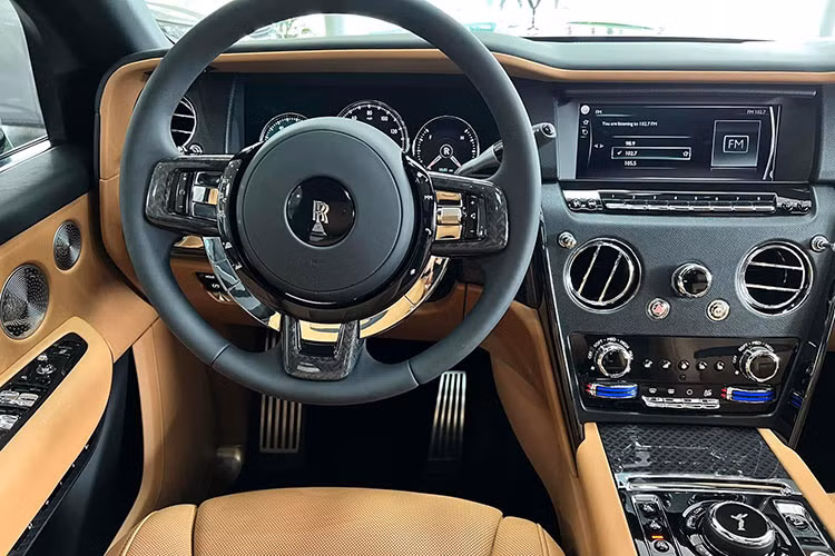 Những trang bị đáng chú ý của xe bao gồm vô-lăng 3 chấu bọc da ốp carbon, màn hình giải trí trung tâm cỡ lớn, có thể mở ra khi sử dụng hoặc ẩn khi không dùng đến. Toàn bộ ghế ngồi đều có khả năng chỉnh điện và nhớ 2 vị trí.