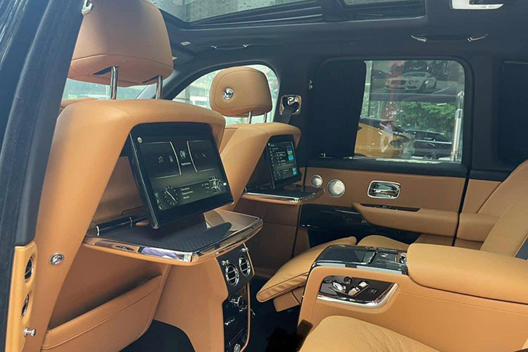 Hàng ghế sau sở hữu một số trang bị nổi bật bao gồm bàn làm việc và màn hình giải trí chỉnh điện tích hợp tại tự lưng hàng ghế trước. Rèm tối màu che 2 bên. Tuỳ chọn hàng ghế sau kiểu cá nhân với tựa tay cố định, tích hợp chức năng mát-xa.