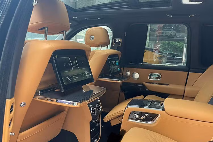 Hàng ghế sau sở hữu một số trang bị nổi bật bao gồm bàn làm việc và màn hình giải trí chỉnh điện tích hợp tại tự lưng hàng ghế trước. Rèm tối màu che 2 bên. Tuỳ chọn hàng ghế sau kiểu cá nhân với tựa tay cố định, tích hợp chức năng mát-xa.