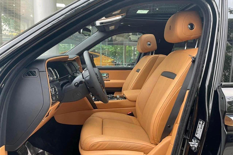 Cửa xe đóng mở tự động được tích hợp trên cả 4 cánh, nắp khoang hành lý dạng 2 cánh với khả năng đóng, mở tự động theo chiều dọc. Hệ thống điều hoà không khí bốn vùng tự động, vô-lăng đa chức năng tích hợp điều khiển hệ thống kiểm soát hành trình thích ứng.