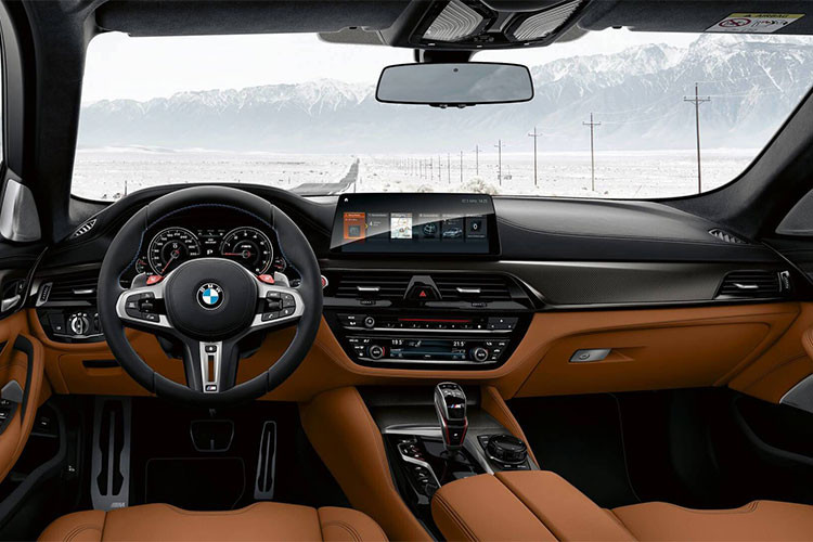 Nội thất của xe với tông màu đen chủ đạo, kết hợp với chất liệu da merino aragon cao cấp. Bên trong, M5 Competition được trang bị các dây an toàn phối màu đặc trưng của thương hiệu BMW M, logo “M5” xuất hiện từ thảm sàn, bậc cửa cho đến các ghế ngồi. Toàn bộ ghế ngồi của M5 Competition được bọc da Merino Aragon cao cấp.