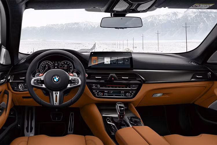 Nội thất của xe với tông màu đen chủ đạo, kết hợp với chất liệu da merino aragon cao cấp. Bên trong, M5 Competition được trang bị các dây an toàn phối màu đặc trưng của thương hiệu BMW M, logo “M5” xuất hiện từ thảm sàn, bậc cửa cho đến các ghế ngồi. Toàn bộ ghế ngồi của M5 Competition được bọc da Merino Aragon cao cấp.