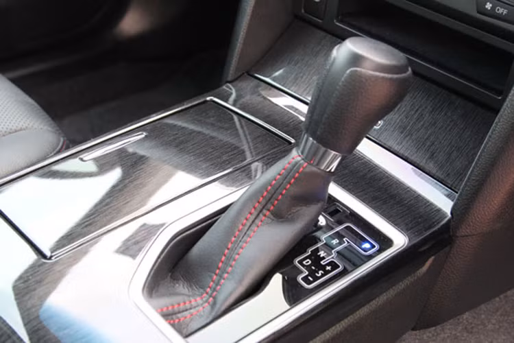 Khoang lái của xe cũng được tăng tính thể thao hơn bằng các đường chỉ khâu đỏ tương phản ở ghế, bảng táp-lô, nhiều chi tiết được mạ crom sáng bóng... Hệ thống thông tin giải trí trên xe cũng không thay đổi so với phiên bản thường từng xuất hiện trước đây.