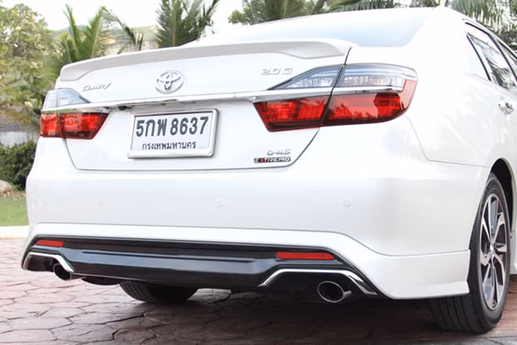 So với bản tiêu chuẩn, mẫu xe sedan Camry Extremo 2.0G mới cũng có một số thay đổi với các đường gờ cơ bắp ở cản trước, ngưỡng cửa. Ống xả đôi phía sau. Cản sau của mẫu xe này cũng đã được làm lớn hơn với bộ khuếch tán ốp nhôm và ống xả thể thao đối xứng 2 bên đầy mạnh mẽ.