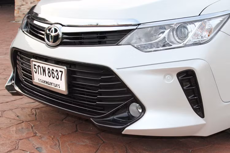 So với phiên bản tiêu chuẩn, Toyota Camry 2.0G Extremo 2017 sở hữu một số chi tiết khác biệt như cụm đèn pha dạng LED tích hợp dải đèn LED định vị ban ngày thể thao hơn bên cạnh bộ body kit mới bao gồm cản trước khí động học với khe hút gió cỡ lớn gồm nhiều thanh màu đen chạy ngang.