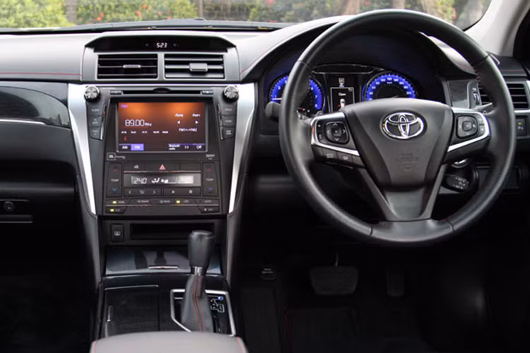 Bên trong nội thất của mẫu xe sedan Toyota Camry 2.0G Extremo 2017 gần như không có sự thay đổi so với phiên bản tiêu chuẩn ngoài việc bổ sung thêm một vài chi tiết ốp gỗ như viền vô lăng, bảng táp-lô, cụm điều khiển trung tâm và bên cửa.