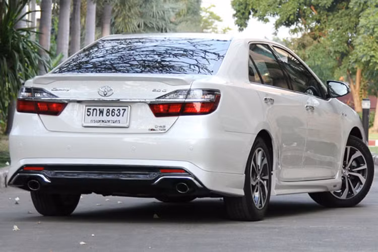 Ngoài ra, phần mép cản của xe có cánh gió phối màu đen trắng đi kèm với đèn sương mù dạng cầu nằm bên dưới và đèn xi nhan góc cạnh, cánh lướt gió bên sườn nằm dưới bậc cửa lớn hơn và bổ sung thêm cánh gió đuôi trên cốp sau mà các phiên bản thường không được trang bị.