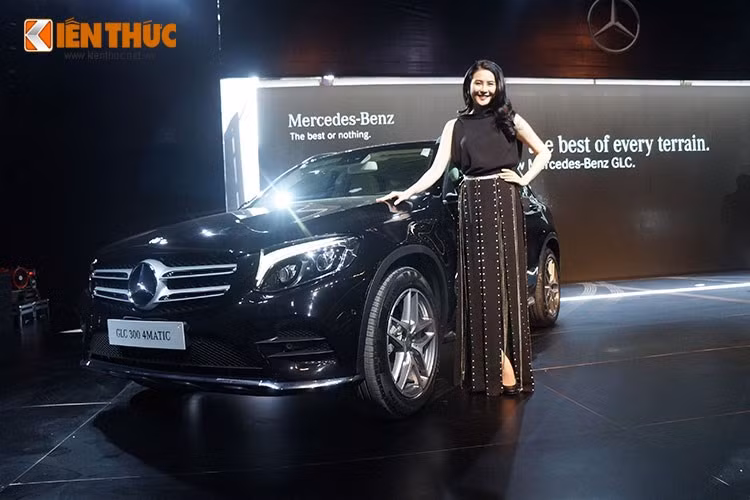 Về trang bị an toàn, Mercedes GLC được trang bị hệ thống hỗ trợ phòng ngừa va chạm COLLISION PREVENTION ASSIST PLUS với chức năng hỗ trợ tự động giảm tốc cho xe. Việc lái xe vào ban đêm cũng trở nên an toàn hơn nhờ vào cụm đèn trước LED toàn phần thông minh.