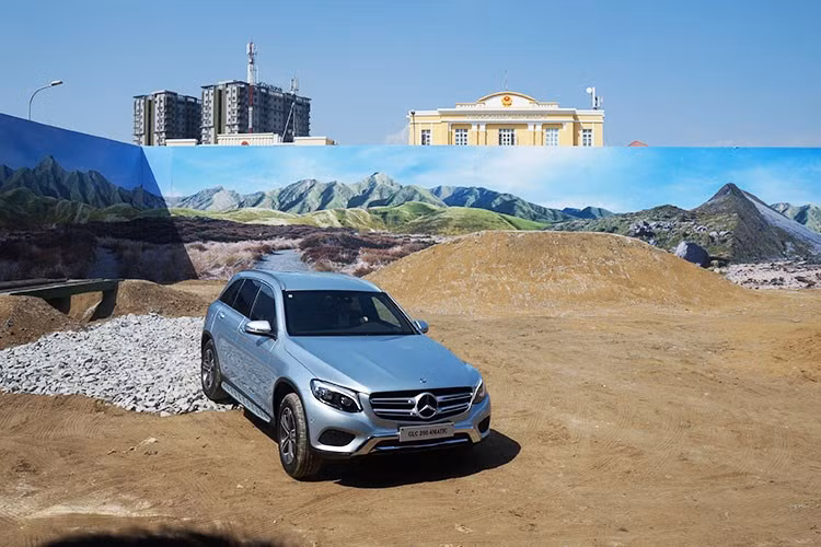 Ngoài ra, Mercedes GLC vẫn được trang hàng loạt những công nghệ an toàn tiêu chuẩn khác khác như chức năng cảnh báo mất tập trung ATTENTION ASSIST, hệ thống chống bó cứng phanh ABS, hỗ trợ lực phanh khẩn cấp BAS, chống trượt khi tăng tốc ASR, ổn định thân xe điện tử ESP,...