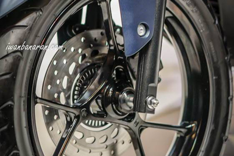 Có thể thấy một chút đổi mới trong thiết kế của trục cam, piston và quy-lát cũng như đường dẫn dầu, mang lại hiệu suất tốt hơn do ma sát và độ rung tối thiểu. Động cơ với van biến thiên và làm mát bằng chất lỏng mới nhất trên LEXi LX 155 tạo ra công suất tối đa 11,3kW/8.000 vòng/phút và mô-men xoắn cực đại 14,2Nm/6.500 vòng/phút. 