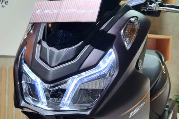 Dễ thấy nhất trên những thay đổi của xe ga Yamaha Lexi so với trước là đèn pha hoàn toàn mới, với các dải LED DRL không còn màu xanh nữa mà là đèn LED trắng sáng. Bản thân đèn pha vẫn là loại LED Reflector kép sắc nét bên phải và bên trái với một chút thay đổi về hình dáng. Giờ đây, đèn xi nhan đã được dời ra xa nhau và đặt ở vị trí cao hơn.
