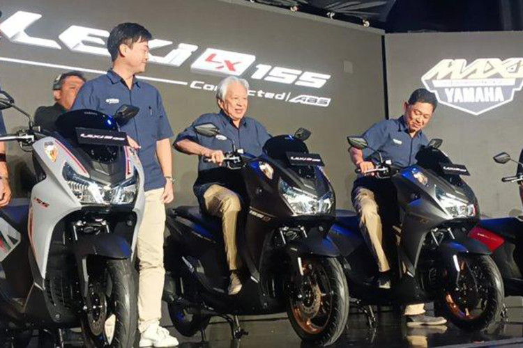 Yamaha cung cấp cho Lexi 155 ba biến thể là Connected ABS với màu đen Magma Black, trong khi Lexi 155 S Version có ba màu là đen Magma Black, bạc Elixir Dark Silver và đỏ Matte Red. Lexi 155 với màu đen ánh kim Metallic Black, Màu xám mờ và màu đỏ kim loại.