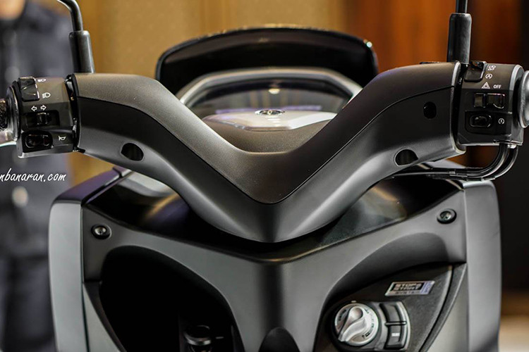 Xe cũng có thể kết nối với xe máy thông qua ứng dụng Y-Connect. Bằng cách cài đặt ứng dụng Y-Connect và kết nối điện thoại thông minh với S-CCU của xe máy, người dùng có thể nhận được nhiều thông tin hữu ích.