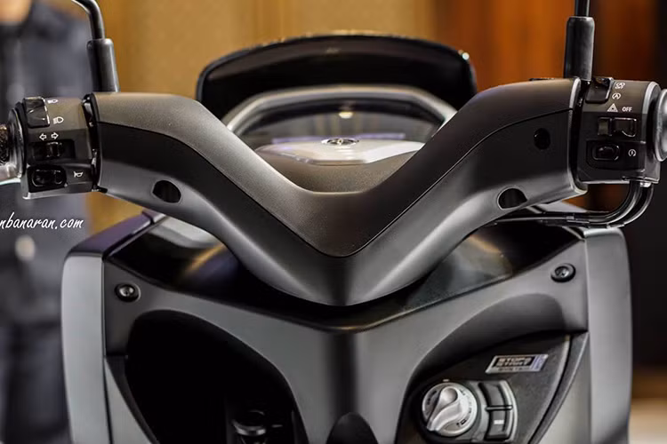 Xe cũng có thể kết nối với xe máy thông qua ứng dụng Y-Connect. Bằng cách cài đặt ứng dụng Y-Connect và kết nối điện thoại thông minh với S-CCU của xe máy, người dùng có thể nhận được nhiều thông tin hữu ích.