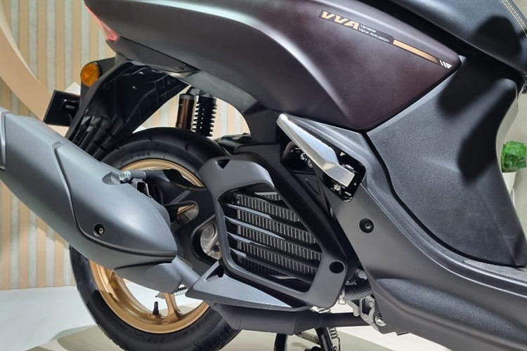 Lexi 155 cũng được trang bị Hệ thống Dừng &amp; Khởi động, có chức năng giảm mức tiêu thụ nhiên liệu không cần thiết khi xe máy dừng lại. Điều đặc biệt ở phiên bản Lexi LX 155 Connected ABS là xe có hệ thống phanh ABS (Anti-lock Braking System) giúp tối ưu hóa phanh khi lái xe và giúp lái xe thoải mái hơn.