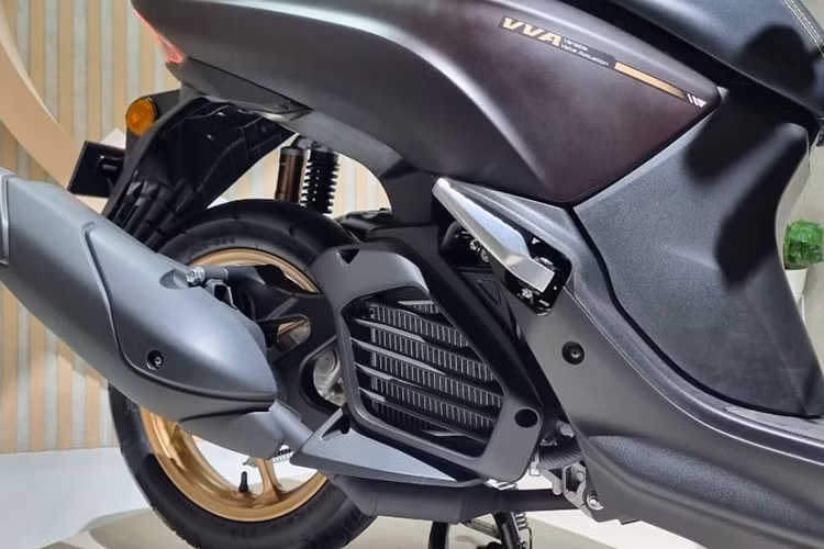 Lexi 155 cũng được trang bị Hệ thống Dừng &amp; Khởi động, có chức năng giảm mức tiêu thụ nhiên liệu không cần thiết khi xe máy dừng lại. Điều đặc biệt ở phiên bản Lexi LX 155 Connected ABS là xe có hệ thống phanh ABS (Anti-lock Braking System) giúp tối ưu hóa phanh khi lái xe và giúp lái xe thoải mái hơn.