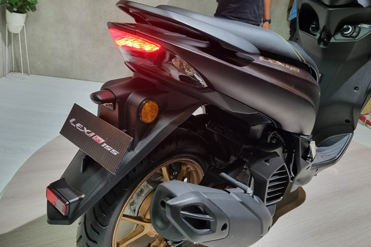 Trong khi đó ở phía sau, vị trí đặt đèn soi biển số giờ đây đã tách rời. Xe có sàn để chân phẳng giúp người dùng dễ dàng tiếp cận không gian để chân khi lái xe. Vị trí lái thoải mái còn được hỗ trợ bởi chỗ để chân rộng rãi cùng thiết kế ghế mới thấp hơn và thon gọn hơn, giúp lái xe một mình hoặc đèo người đều thoải mái hơn.