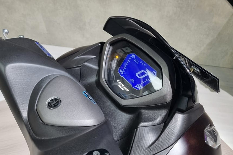 Yamaha cũng cung cấp công nghệ hiện đại trên Lexi 155, trong đó người lái có thể sử dụng Hệ thống chìa khóa thông minh, không chìa tinh vi được trang bị tính năng dò tìm xe trong bãi đỗ.